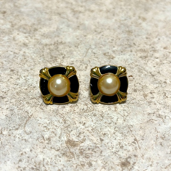 VINTAGE 80’s-90’s FAUX PEARL BLACK & GOLD CLASSIC STYLE EARRINGS - Picture 2 of 3